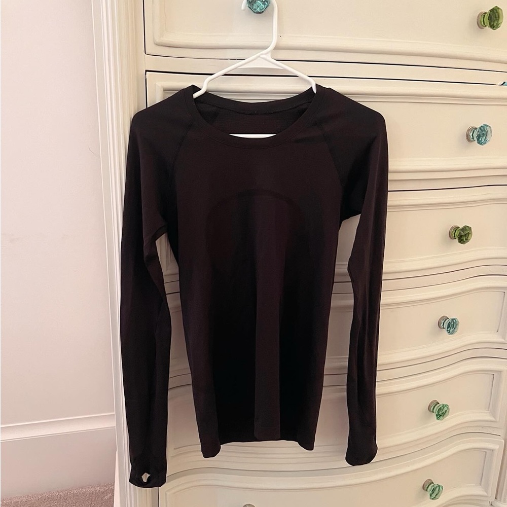 Black long sleeve lulu top